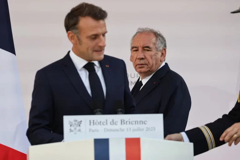 Calendrier social chargé, Assemblée divisée… Le casse-tête d’Emmanuel Macron pour nommer un nouveau Premier ministre